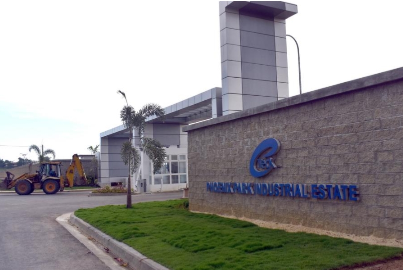 Imagen del 5 de septiembre de 2023 del exterior de la entrada principal de una fábrica en el moderno polígono industrial Phoenix Park, construido por la empresa china Beijing Construction Engineering Group (BCEG), en Puerto Espa?a, capital de Trinidad y Tobago. (Xinhua/Zhu Wanjun)