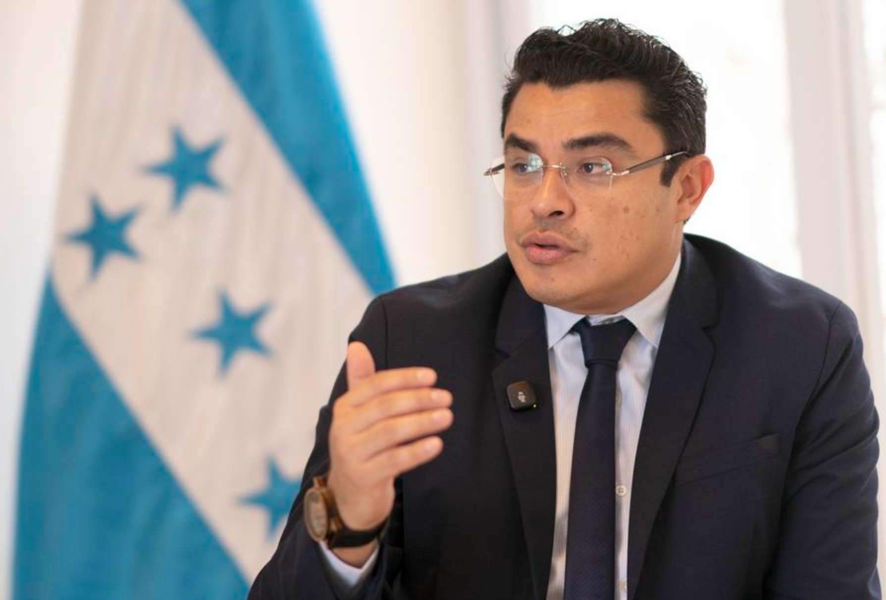 Imagen del 25 de marzo de 2025 del vicecanciller de Política Exterior de Honduras, Gerardo Torres, hablando durante una entrevista con Xinhua, en la ciudad de Tegucigalpa, Honduras. (Xinhua/David de la Paz) 