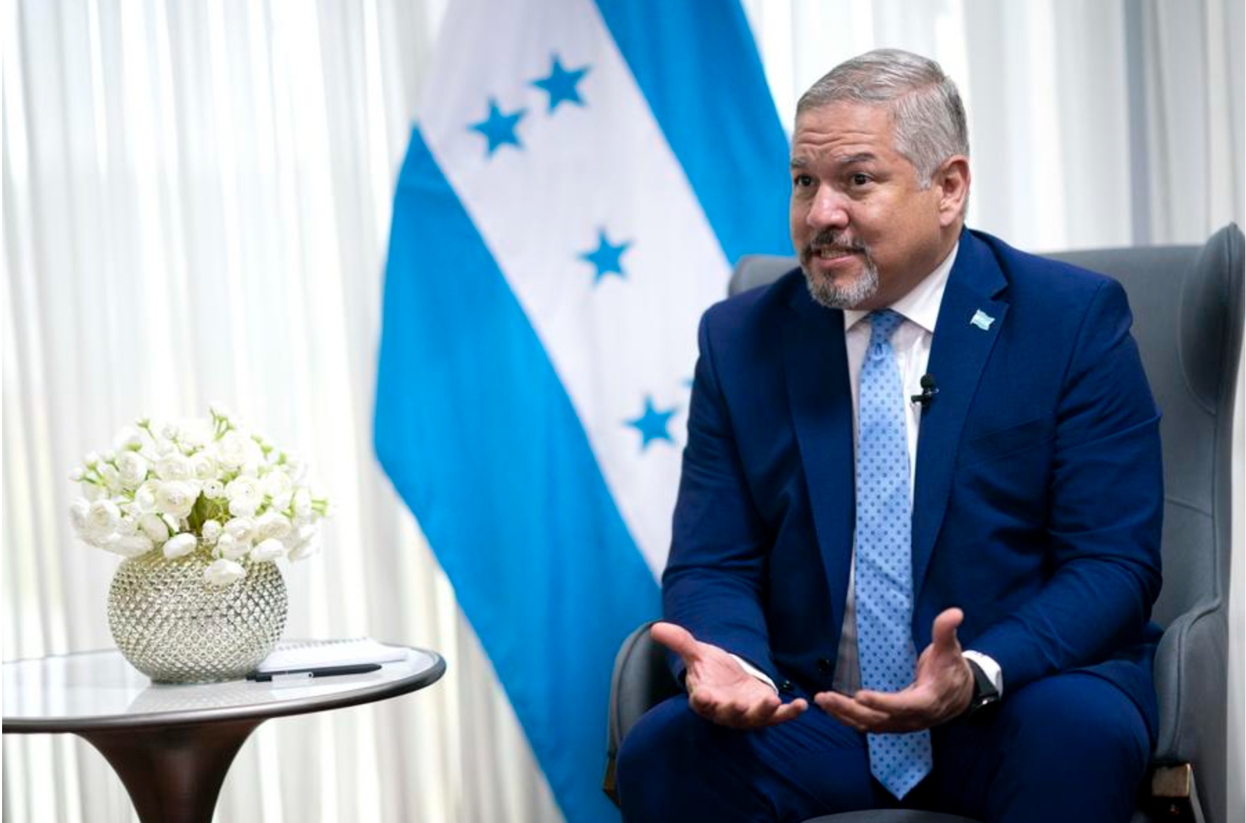 Imagen de archivo del 3 de abril de 2023 del canciller hondure?o, Eduardo Enrique Reina, hablando durante una entrevista con la  Agencia de Noticias Xinhua, en Tegucigalpa, Honduras. (Xinhua/David de la Paz) 