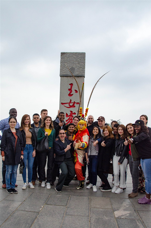 Guillermo Buitrago (al centro, se?alando al Rey Mono) junto a un grupo de extranjeros de visita en China. (Foto: cortesía)