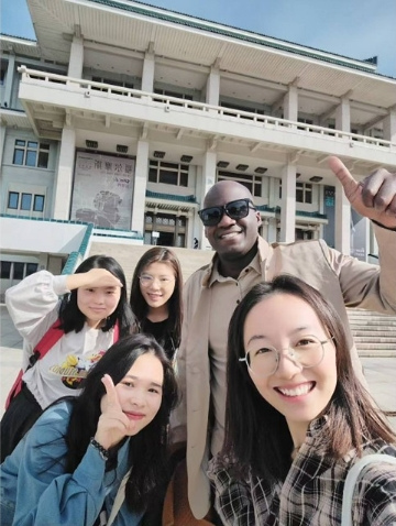 Reinier Aldazabal junto a sus amigas chinas en la Biblioteca Nacional, Beijing, octubre del 2023. (Foto: cortesía)