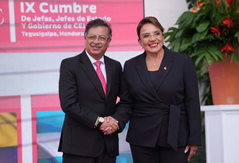 La presidenta hondure?a, Xiomara Castro (d), recibe al presidente colombiano, Gustavo Petro (i), a su llegada a la IX Cumbre de Jefas, Jefes de Estado y de Gobierno de la Comunidad de Estados Latinoamericanos y Caribe?os (CELAC), en Tegucigalpa, capital de Honduras, el 9 de abril de 2025.  (Xinhua/David de la Paz)