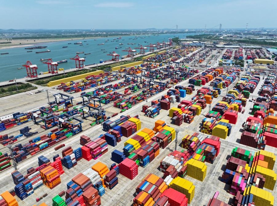 Vista aérea tomada con un dron de la terminal de contenedores del puerto de Nanjing, en la provincia de Jiangsu, en el este de China, el 16 de abril de 2025. El producto interno bruto (PIB) de China creció un 5,4 por ciento interanual en el primer trimestre de 2025, según datos publicados el miércoles por del Buró Nacional de Estadísticas (BNE). El PIB del país alcanzó los 31,8758 billones de yuanes (unos 4,42 billones de dólares) durante el período, revelaron datos del BNE. En la comparación de trimestres, la economía creció un 1,2 por ciento en los tres primeros meses de este a?o. (Xinhua/Fang Dongxu)