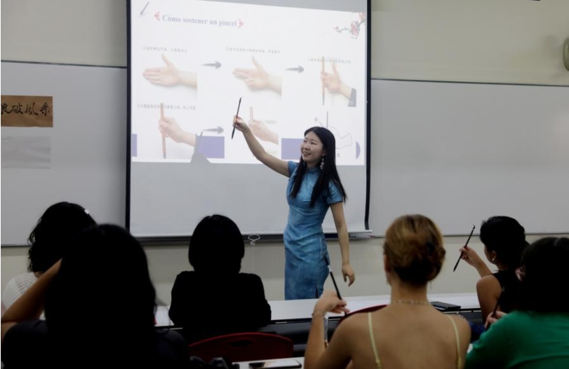Imagen del 22 de abril de 2025 de la profesora, Liang Qing, del Instituto Confucio de la Pontificia Universidad Católica del Perú (PUCP), impartiendo un taller de caligrafía china en el marco de la celebración del Día Internacional de la Lengua China, en la Pontificia Universidad Católica, en Lima, Perú. (Xinhua/Mariana Bazo)