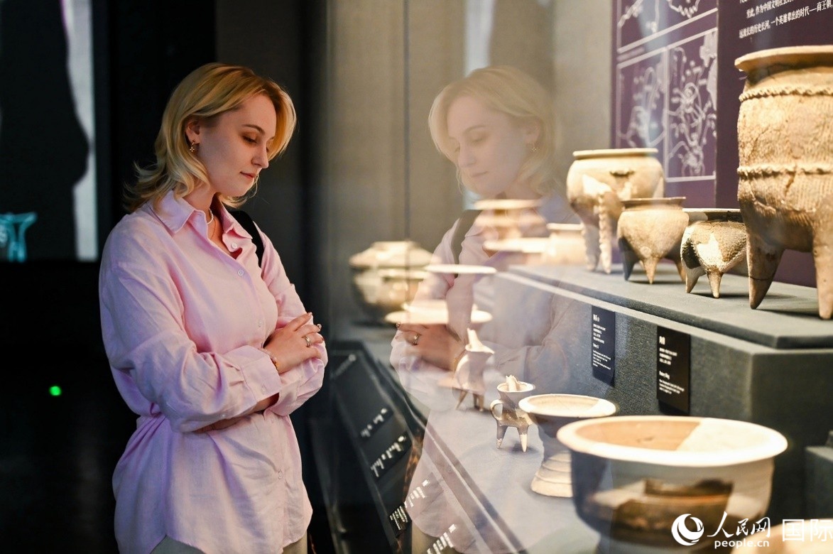 Periodistas euroasiáticos visitan el Museo Erlitou de las Ruinas de la Capital Xia para conocer 