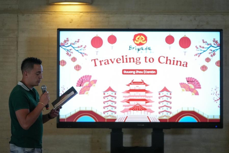 Imagen del 26 de abril de 2025 de un participante demostrando su dominio del idioma chino durante un concurso realizado en el marco del Festival de la Lengua China celebrado en la Biblioteca Pública Virgilio Barco, en Bogotá, capital de Colombia. (Xinhua/Andrés Moreno)