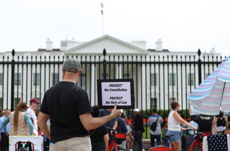 Imagen del 19 de abril de 2025 de manifestantes reunidos durante una manifestación frente a la Casa Blanca, en Washington, D.C., Estados Unidos. (Xinhua/Hu Yousong)