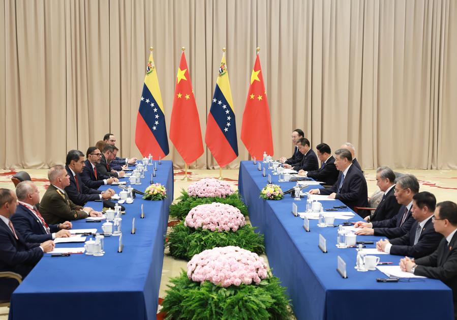 El presidente chino, Xi Jinping, se reúne con el presidente venezolano, Nicolás Maduro, al margen de las celebraciones del 80° aniversario de la victoria en la Gran Guerra Patriótica de la Unión Soviética, en Moscú, Rusia, el 9 de mayo de 2025. (Xinhua/Ding Haitao)