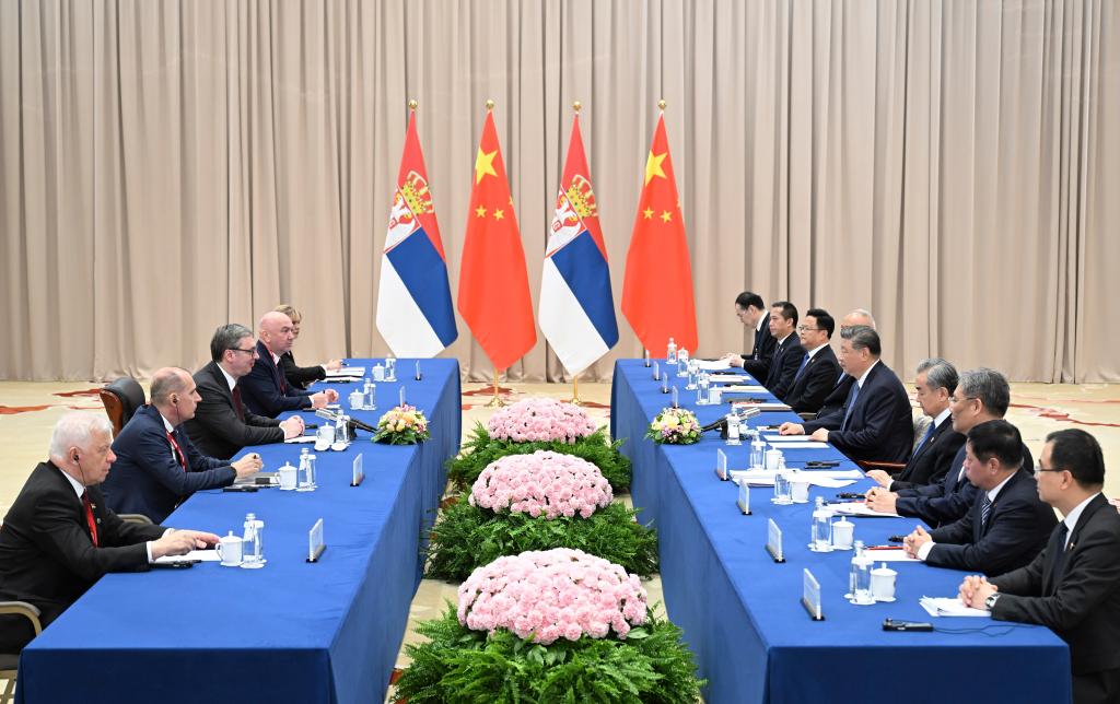 El presidente chino, Xi Jinping, se reúne con el presidente serbio, Aleksandar Vucic, al margen de las celebraciones para conmemorar el 80° aniversario de la victoria en la Gran Guerra Patriótica de la Unión Soviética, en Moscú, Rusia, el 9 de mayo de 2025. (Xinhua/Zhang Ling)