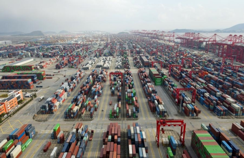 Vista aérea tomada con un dron el 18 de diciembre de 2024 del puerto Yangshan del puerto de Shanghai, en el este de China. (Xinhua/Fang Zhe)