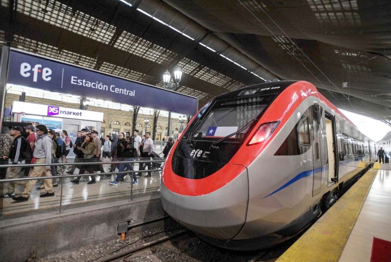 Un tren de doble motor, eléctrico y de combustión, fabricado por China Railway Rolling Stock Corporation (CRRC) Qingdao Sifang Co., Ltd., espera su salida en la estación central de Santiago, capital de Chile, el 19 de enero de 2024. (Xinhua/Jorge Villegas)