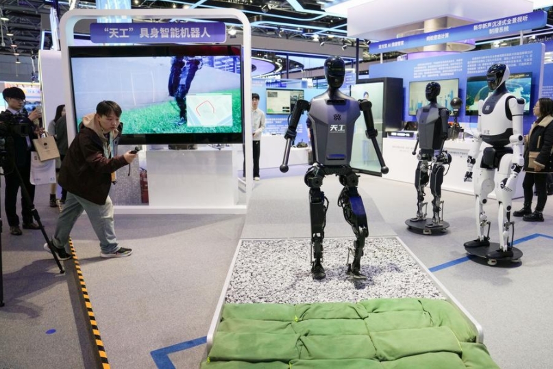Un robot humanoide realiza una demostración en el Centro Internacional de Innovación de Zhongguancun, sede de la Conferencia Anual del Foro de Zhongguancun 2025 (Foro ZGC), en Beijing, capital de China, el 27 de marzo de 2025. (Xinhua/Ju Huanzong)