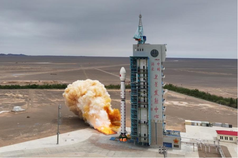 Un cohete portador Gran Marcha-4B que transporta el nuevo satélite Shijian-26 despega del Centro de Lanzamiento de Satélites de Jiuquan, en el noroeste de China, el 29 de mayo de 2025. (Xinhua/Wang Jiangbo)