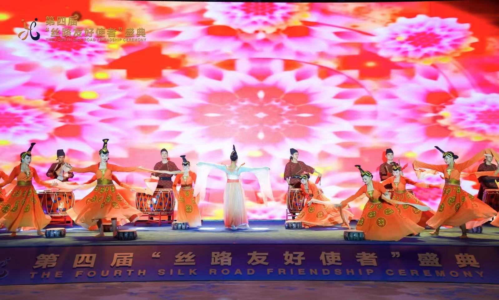 La Cuarta Ceremonia de Amistad de la Ruta de la Seda se celebró en Kuqa, prefectura de Aksu, región autónoma uigur de Xinjiang, noroeste de China, el 28 de mayo de 2025. Durante la ceremonia, hubo varias actuaciones artísticas, entre ellas la danza folclórica galardonada en el 14o "Premio Loto" de Danza de China, titulada "El Samovar del Abuelo", y canciones folclóricas locales, como "Un Vaso de Vino Fino" e "Inolvidable". (Foto/People's Daily)