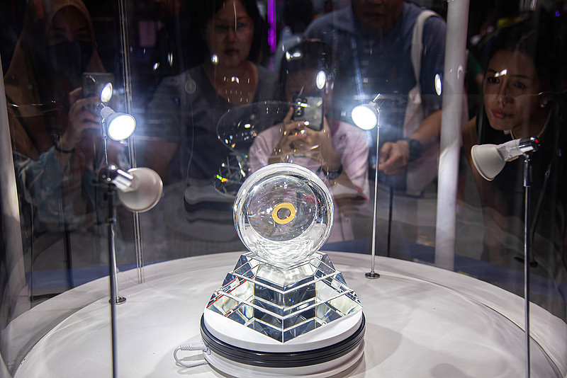 Visitantes aprecian las muestras lunares recuperadas por la nave espacial china Chang'e 5, exhibidas en el SCI Power For Future Thailand, exposición de ciencia y tecnología espacial. (Foto: VCG)