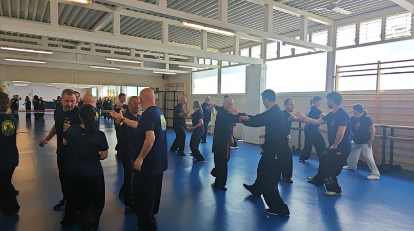 Entusiastas chinos y espa?oles de las artes marciales participan en un evento de intercambio en la Universidad de Granada en Espa?a, el 14 de mayo de 2025. (Xinhua)