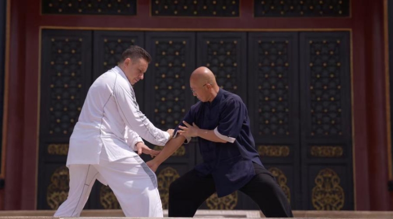 Zhang Daojin (D), heredero del boxeo de la Mantis Religiosa de las Seis Armonías, ense?a artes marciales a un estudiante extranjero en la ciudad de Longkou, provincia oriental china de Shandong, el 16 de septiembre de 2024. (Xinhua)