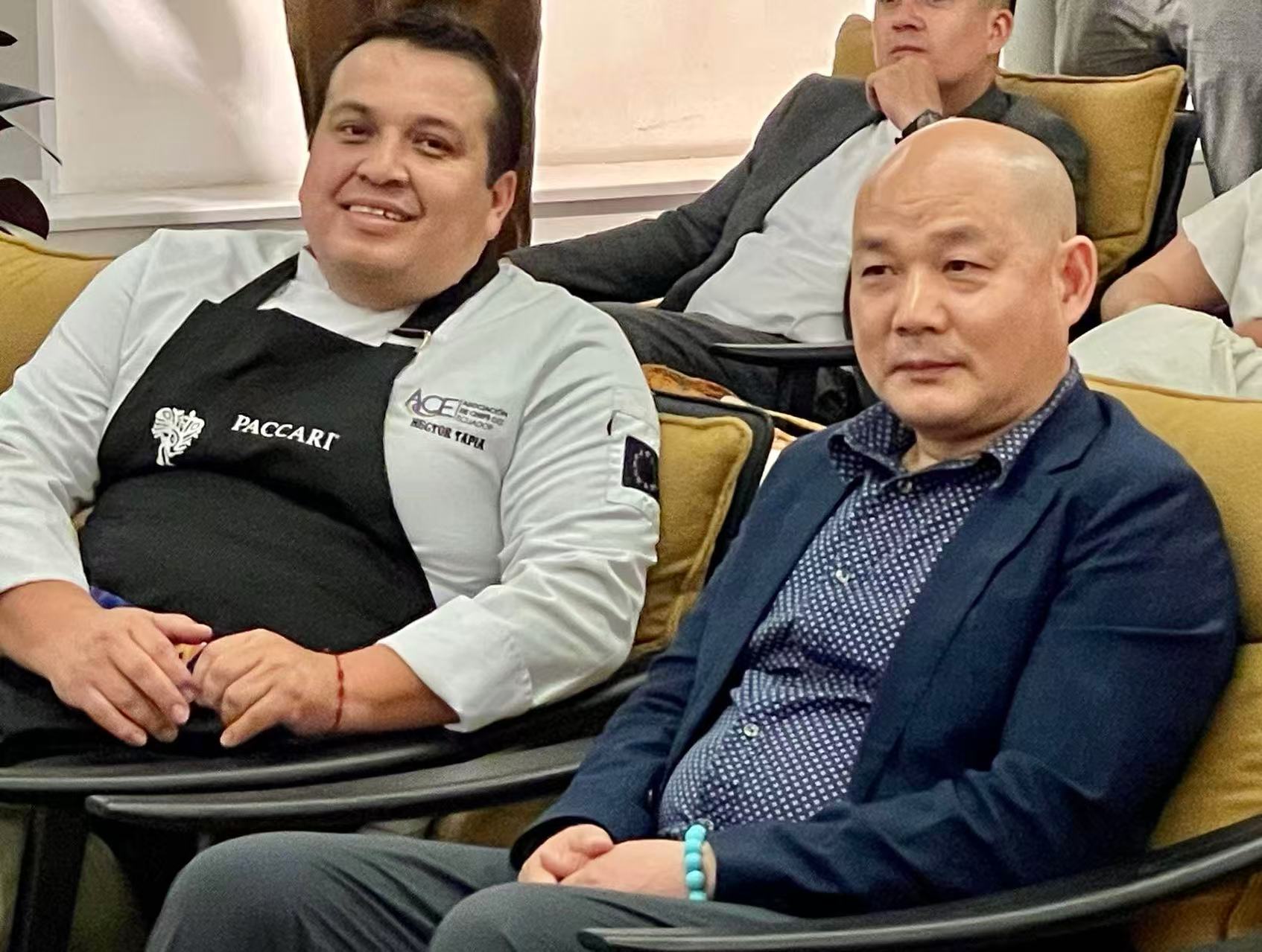 El chef ecuatoriano Héctor Tapia (a la izquierda) junto a Ming Congqi, embajador en China del cacao y el chocolate ecuatoriano durante el evento culinario “Los sabores del otro lado”, celebrado en el Museo Ming Art de Beijing, 4 de junio del 2025. (Foto: YAC)