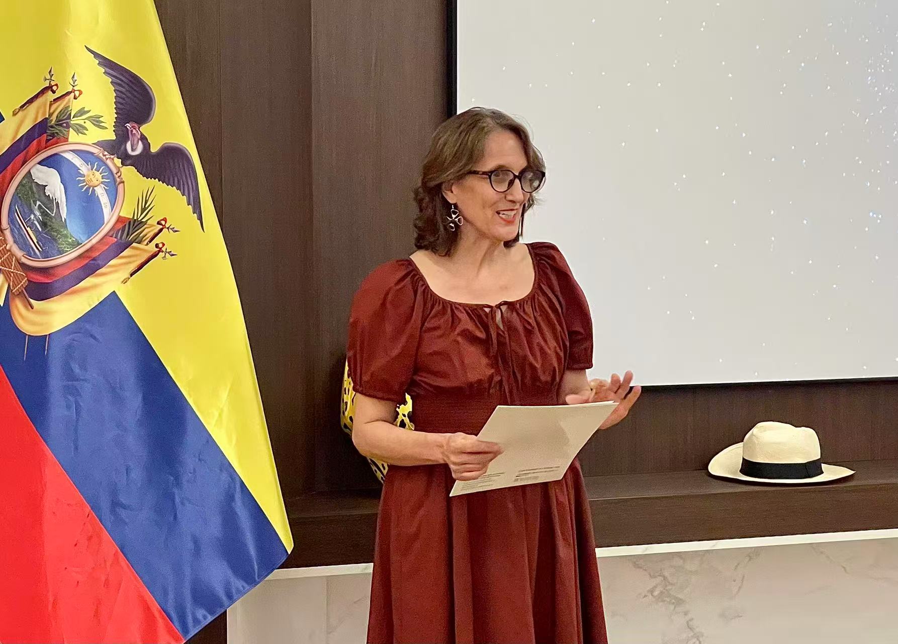 La embajadora del Ecuador en China, María Soledad Córdova, interviene durante el evento culinario “Los sabores del otro lado”, celebrado en el Museo Ming Art de Beijing, 4 de junio del 2025. (Foto: YAC)