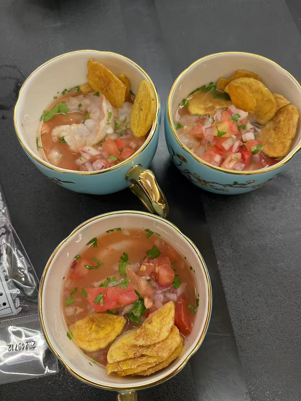 Ceviche preparado por el chef ecuatoriano Héctor Tapia como primer plato de la degustación “Los sabores del otro lado”, celebrada en el Museo Ming Art de Beijing, 4 de junio del 2025. (Foto: YAC)