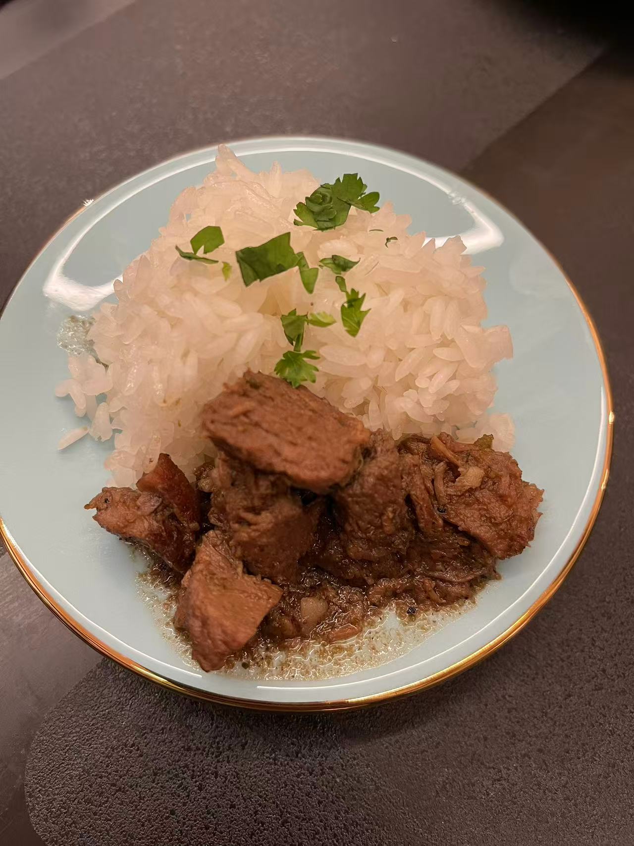 Seco de chivo, preparado por el chef ecuatoriano Héctor Tapia como segundo plato de la degustación “Los sabores del otro lado”, celebrada en el Museo Ming Art de Beijing, 4 de junio del 2025. (Foto: YAC)