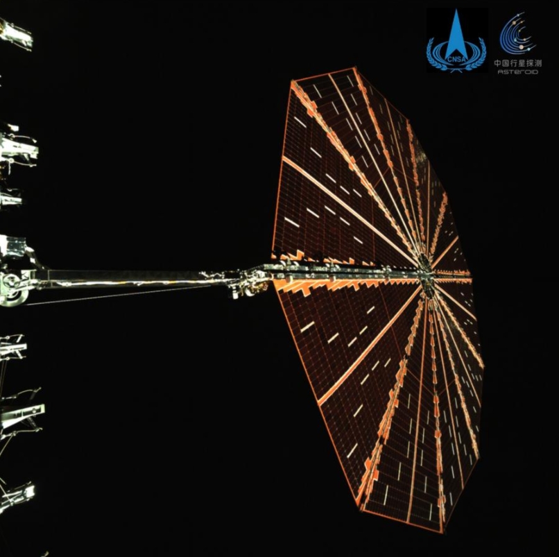 Imagen captada por la cámara de vigilancia de la sonda Tianwen-2 mostrando un panel solar desplegado. (CNSA/Xinhua)