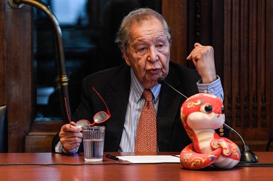 Imagen del 21 de enero de 2025 del exembajador de Chile en China y presidente del Instituto Chileno Chino de Cultura, Fernando Reyes Matta, hablando durante un acto cultural con motivo del reconocimiento de la Fiesta de la Primavera como Patrimonio Inmaterial de la Humanidad en el edificio de la Biblioteca Nacional, en Santiago, capital de Chile. (Xinhua/Jorge Villegas) 