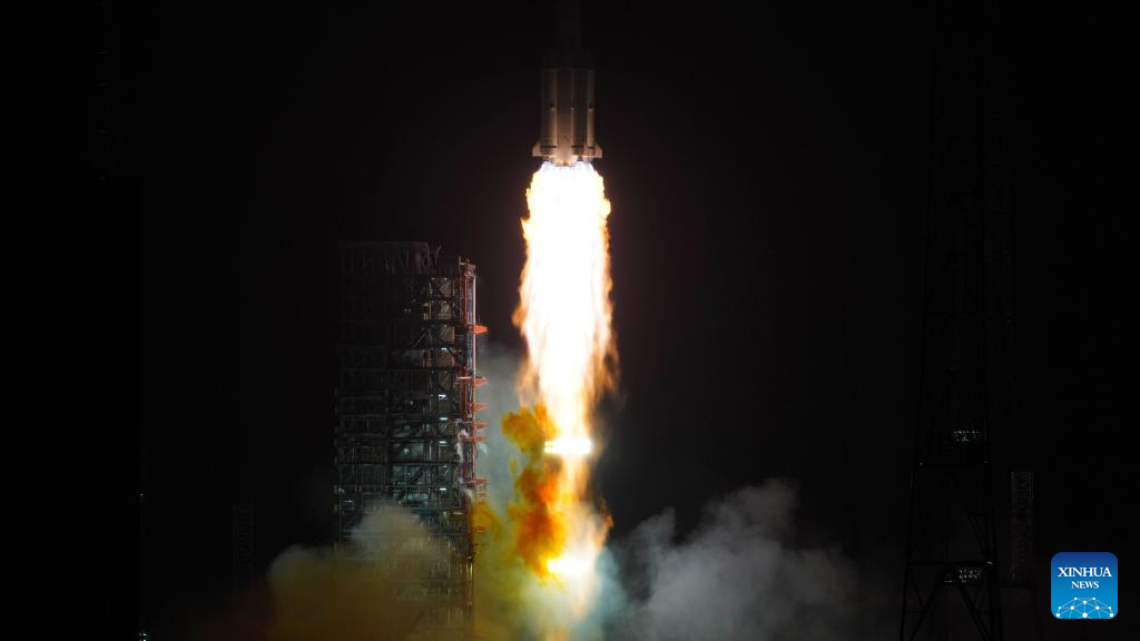 Un cohete portador Gran Marcha-3B transportando el satélite Chinasat-9C despega desde el Centro de Lanzamiento de Satélites de Xichang, en la provincia de Sichuan, en el suroeste de China, el 20 de junio de 2025. El satélite Chinasat-9C fue lanzado a las 20:37 (hora de Beijing) por un cohete portador Gran Marcha-3B, y entró con éxito en la órbita preestablecida. (Xinhua/Xu Lihao) 