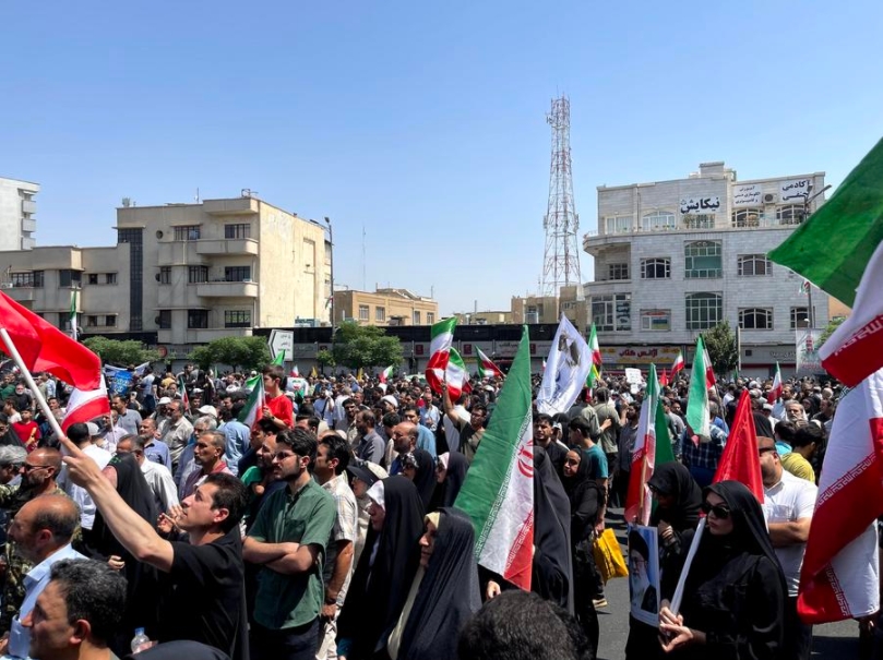 Imagen del 20 de junio de 2025 de manifestantes protestando contra los ataques israelíes a Irán, en Teherán, Irán. (Xinhua)