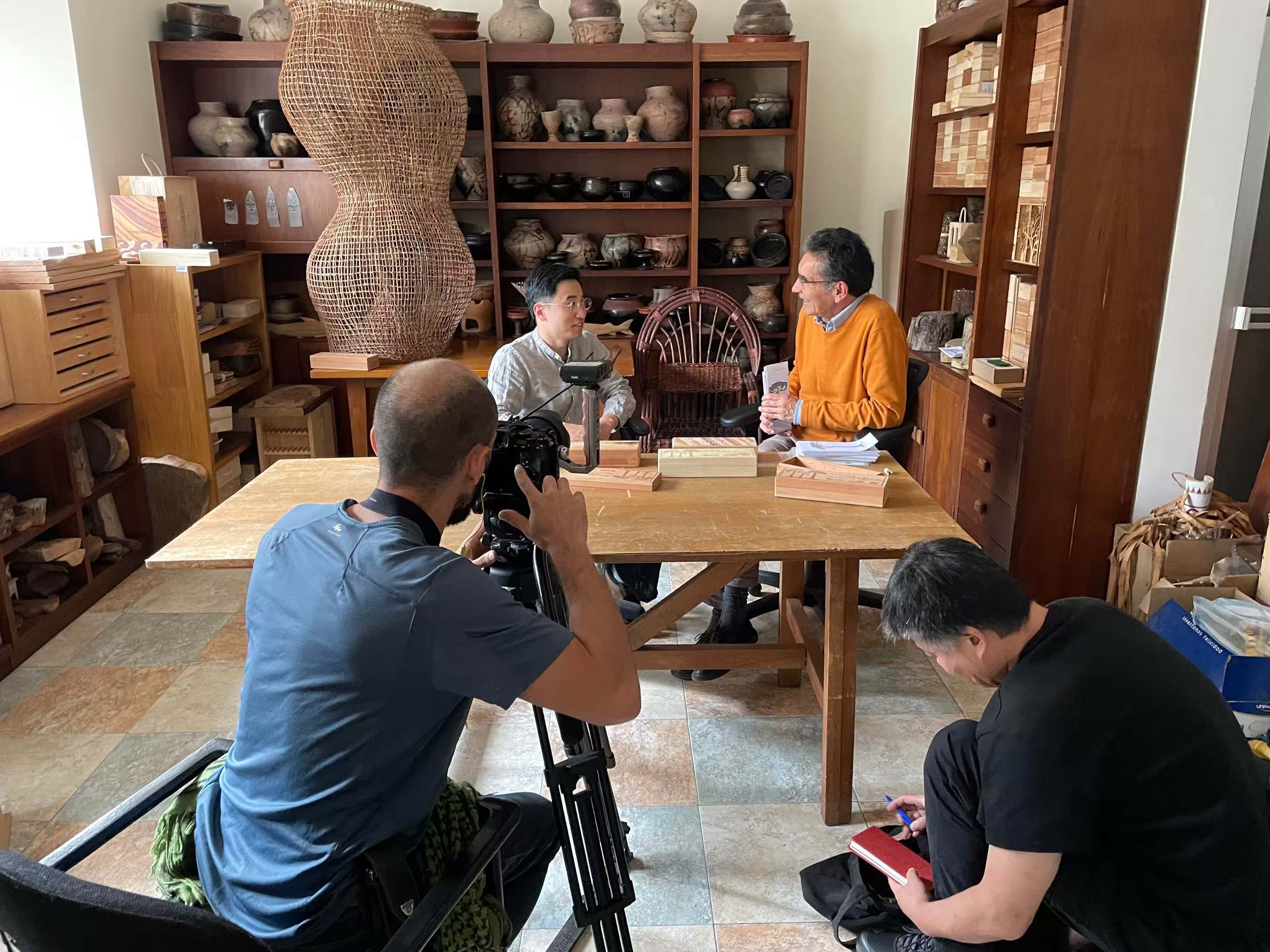 Durante el rodaje del documental “Buscando a Macondo”. (Foto: cortesía)