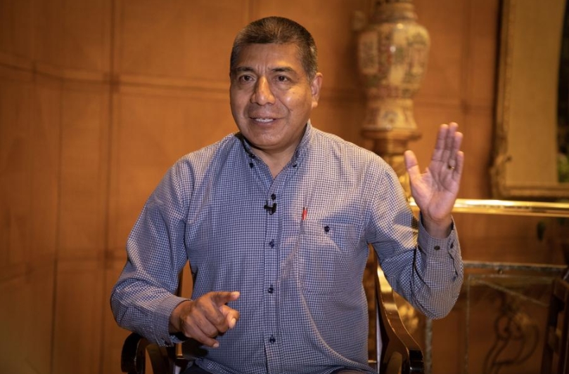 Imagen del 24 de enero de 2023 del excanciller de Bolivia, Fernando Huanacuni, hablando durante una entrevista con la Agencia de Noticias Xinhua, en la ciudad de Buenos Aires, Argentina. (Xinhua/Martín Zabala) 