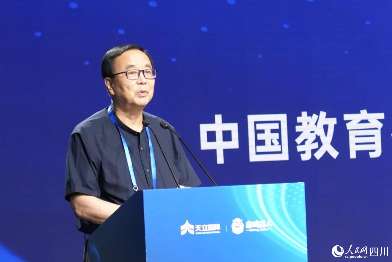 Primer modelo grande de IA implementado a escala en escuelas nacionales,