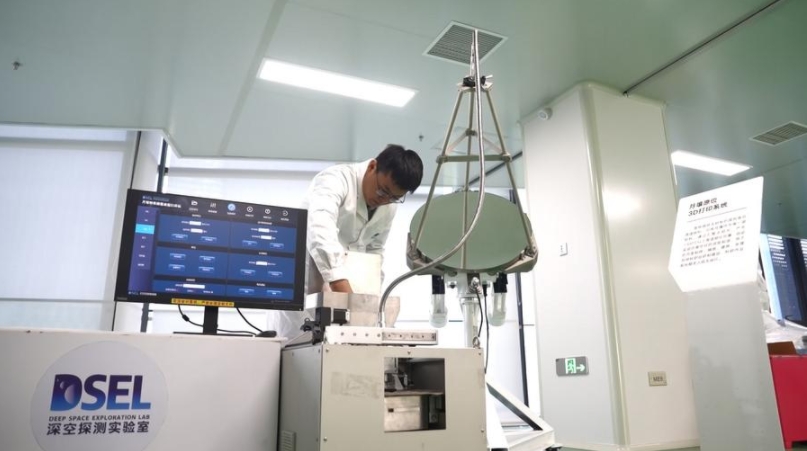 Imagen de archivo mostrando a un investigador realizando una demostración del proceso de impresión 3D lunar en el Laboratorio de Exploración del Espacio Profundo con sede en Hefei, capital de la provincia oriental china de Anhui. (Xinhua)