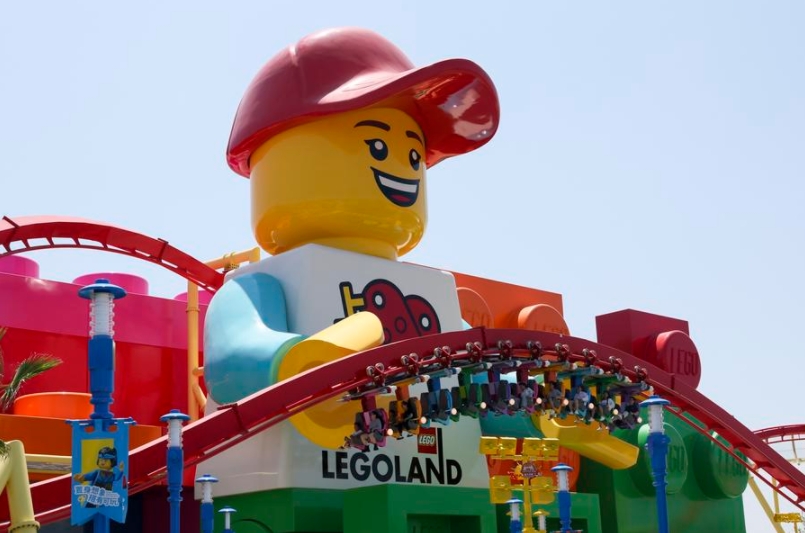 Visitantes disfrutan de la monta?a rusa en el parque Legoland Shanghai Resort, en Shanghai, en el este de China, el 5 de julio de 2025. (Xinhua/Wang Xiang)