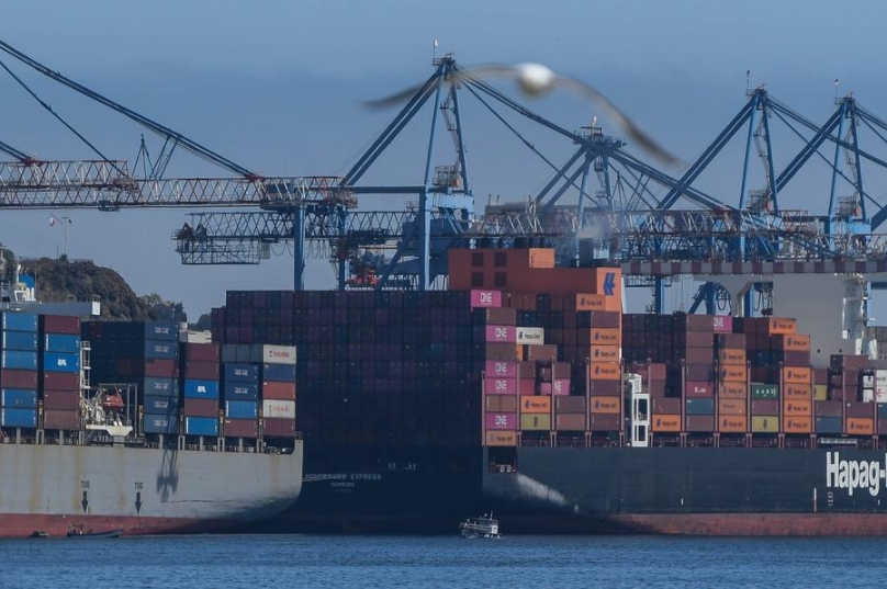 Imagen del 21 de febrero de 2025 de buques cargados con contenedores vistos en el Puerto de Valparaíso, en la ciudad de Valparaíso, Chile. (Xinhua/ Jorge Villegas)