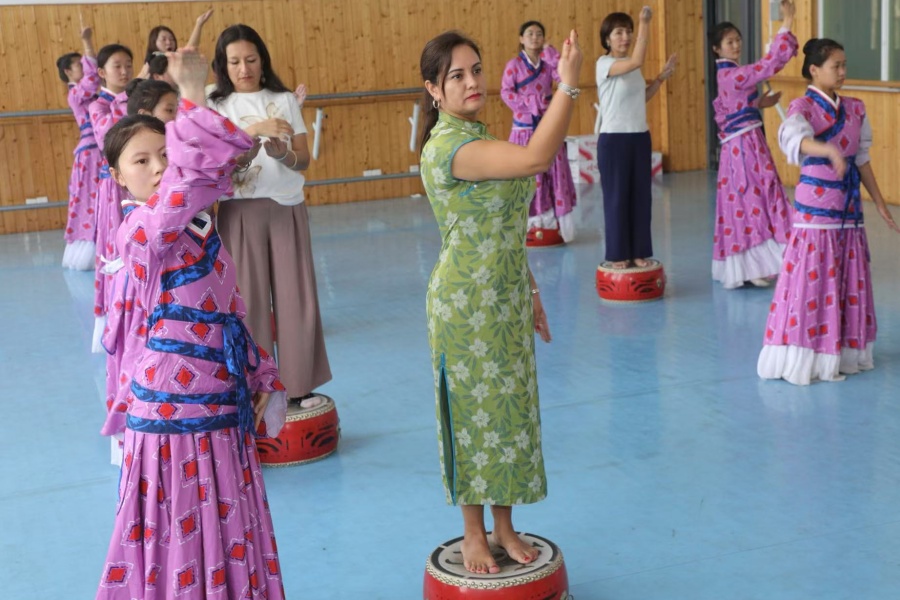 Profesores y estudiantes peruanos experimentan la vibrante civilización china en Xuzhou