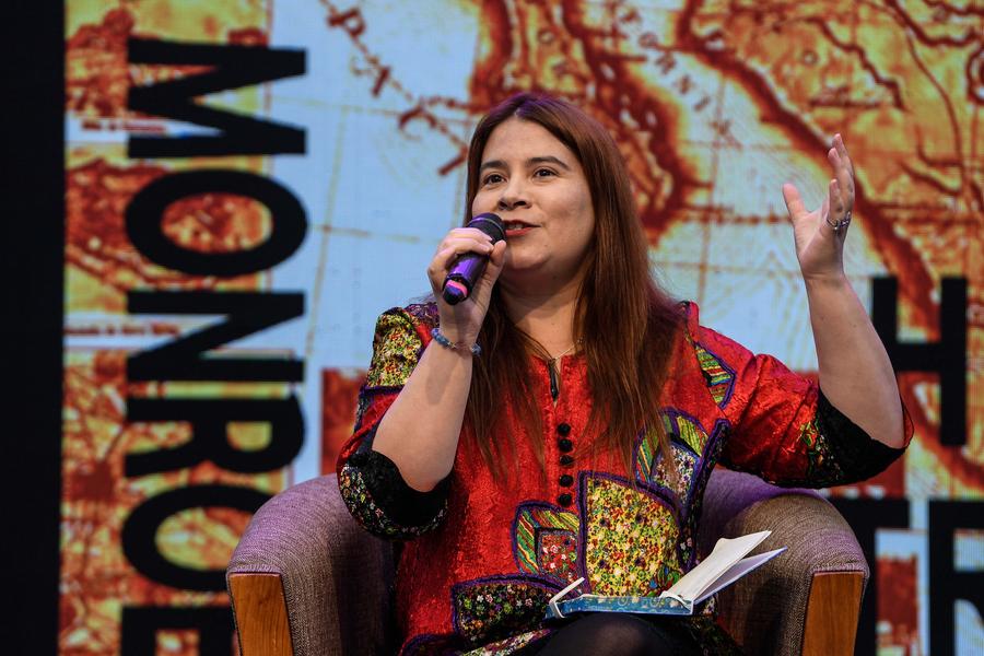 Imagen del 12 de abril de 2024 de la economista y entonces directora del Instituto de Gobiernos Locales (IGLO) de la Universidad Abierta de Recoleta, Marcela Vera, participando en la presentación del documental "Doscientos a?os de la Doctrina Monroe, un sinfín de sufrimientos para América Latina", de la Agencia de Noticias Xinhua en el marco de la Feria Internacional del Libro de la Municipalidad de Recoleta, en Santiago, capital de Chile. (Xinhua/Jorge Villegas) 