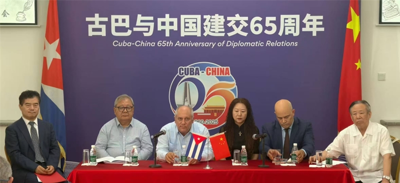 El Encuentro Poético Cuba-China, moderado por Sun Xintang, (primero a la izquierda) reunió a los poetas Jidi Majia, Alpidio Alonso, Xiao Xiao, Yasef Ananda y al traductor literario Zhao Zhenjiang, Beijing, 11 de julio del 2025. (Foto: YAC) 