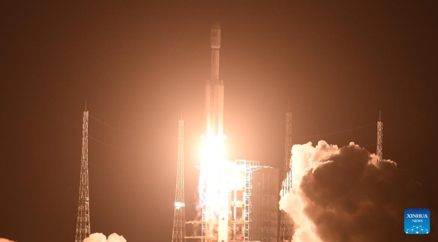  Un cohete transportador Gran Marcha-7 Y10 transportando la nave de carga Tianzhou-9 despega de la Base de Lanzamiento de Naves Espaciales de Wenchang, en la provincia de Hainan, en el sur de China, el 15 de julio de 2025. China lanzó la nave de carga Tianzhou-9 desde la Base de Lanzamiento de Satélites de Wenchang en las primeras horas del martes para transportar suministros a su estación espacial en órbita Tiangong, indicó la Agencia de Vuelos Espaciales Tripulados de China. El cohete transportador Gran Marcha-7 Y10, que transporta el Tianzhou-9, despegó a las 05:34, hora de Beijing, de la Base de Lanzamiento de Naves Espaciales de Wenchang, en la provincia insular meridional de Hainan, indicó la agencia. Cerca de 10 minutos después, la nave Tianzhou-9 se separó del cohete y entró en la órbita designada. Poco después desplegó sus paneles solares. La agencia declaró el lanzamiento como un éxito total. (Xinhua/Yang Guanyu) 