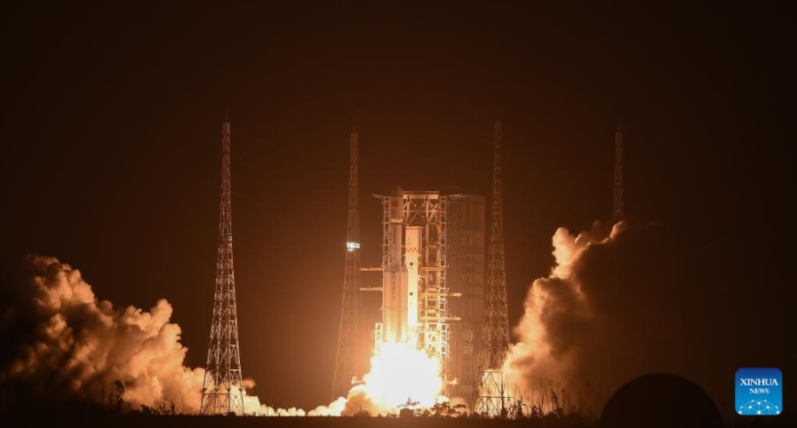 WENCHANG, 14 julio, 2025 (Xinhua) -- Un cohete transportador Gran Marcha-7 Y10 transportando la nave de carga Tianzhou-9 despega de la Base de Lanzamiento de Naves Espaciales de Wenchang, en la provincia de Hainan, en el sur de China, el 15 de julio de 2025. China lanzó la nave de carga Tianzhou-9 desde la Base de Lanzamiento de Satélites de Wenchang en las primeras horas del martes para transportar suministros a su estación espacial en órbita Tiangong, indicó la Agencia de Vuelos Espaciales Tripulados de China. El cohete transportador Gran Marcha-7 Y10, que transporta el Tianzhou-9, despegó a las 05:34, hora de Beijing, de la Base de Lanzamiento de Naves Espaciales de Wenchang, en la provincia insular meridional de Hainan, indicó la agencia. Cerca de 10 minutos después, la nave Tianzhou-9 se separó del cohete y entró en la órbita designada. Poco después desplegó sus paneles solares. La agencia declaró el lanzamiento como un éxito total. (Xinhua/Yang Guanyu)