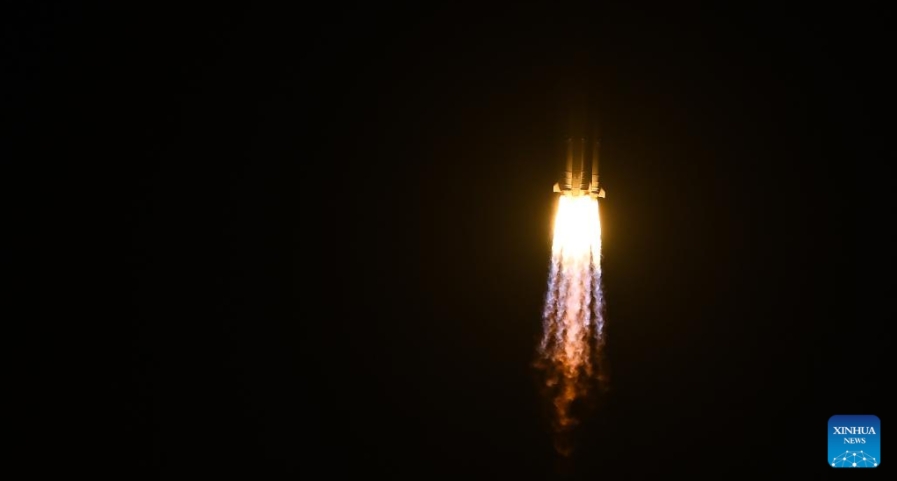 WENCHANG, 14 julio, 2025 (Xinhua) -- Un cohete transportador Gran Marcha-7 Y10 transportando la nave de carga Tianzhou-9 despega de la Base de Lanzamiento de Naves Espaciales de Wenchang, en la provincia de Hainan, en el sur de China, el 15 de julio de 2025. China lanzó la nave de carga Tianzhou-9 desde la Base de Lanzamiento de Satélites de Wenchang en las primeras horas del martes para transportar suministros a su estación espacial en órbita Tiangong, indicó la Agencia de Vuelos Espaciales Tripulados de China. El cohete transportador Gran Marcha-7 Y10, que transporta el Tianzhou-9, despegó a las 05:34, hora de Beijing, de la Base de Lanzamiento de Naves Espaciales de Wenchang, en la provincia insular meridional de Hainan, indicó la agencia. Cerca de 10 minutos después, la nave Tianzhou-9 se separó del cohete y entró en la órbita designada. Poco después desplegó sus paneles solares. La agencia declaró el lanzamiento como un éxito total. (Xinhua/Yang Guanyu)