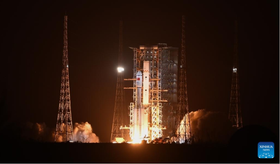 WENCHANG, 14 julio, 2025 (Xinhua) -- Un cohete transportador Gran Marcha-7 Y10 transportando la nave de carga Tianzhou-9 despega de la Base de Lanzamiento de Naves Espaciales de Wenchang, en la provincia de Hainan, en el sur de China, el 15 de julio de 2025. (Xinhua/Yang Guanyu)