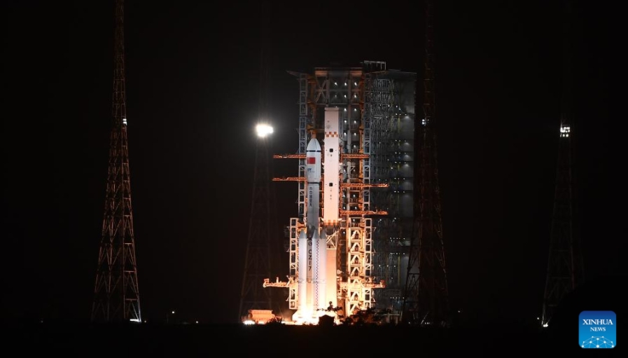 WENCHANG, 14 julio, 2025 (Xinhua) -- Un cohete transportador Gran Marcha-7 Y10 transportando la nave de carga Tianzhou-9 despega de la Base de Lanzamiento de Naves Espaciales de Wenchang, en la provincia de Hainan, en el sur de China, el 15 de julio de 2025. China lanzó la nave de carga Tianzhou-9 desde la Base de Lanzamiento de Satélites de Wenchang en las primeras horas del martes para transportar suministros a su estación espacial en órbita Tiangong, indicó la Agencia de Vuelos Espaciales Tripulados de China. El cohete transportador Gran Marcha-7 Y10, que transporta el Tianzhou-9, despegó a las 05:34, hora de Beijing, de la Base de Lanzamiento de Naves Espaciales de Wenchang, en la provincia insular meridional de Hainan, indicó la agencia. Cerca de 10 minutos después, la nave Tianzhou-9 se separó del cohete y entró en la órbita designada. Poco después desplegó sus paneles solares. La agencia declaró el lanzamiento como un éxito total. (Xinhua/Yang Guanyu)