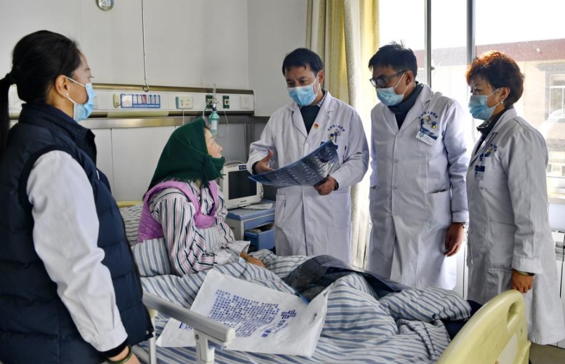 Un grupo de médicos discute antes de una operación en el Hospital Popular de Lhasa, en la capital de la región autónoma de Xizang, en el suroeste de China, el 31 de diciembre de 2020. (Xinhua/Zhang Rufeng)