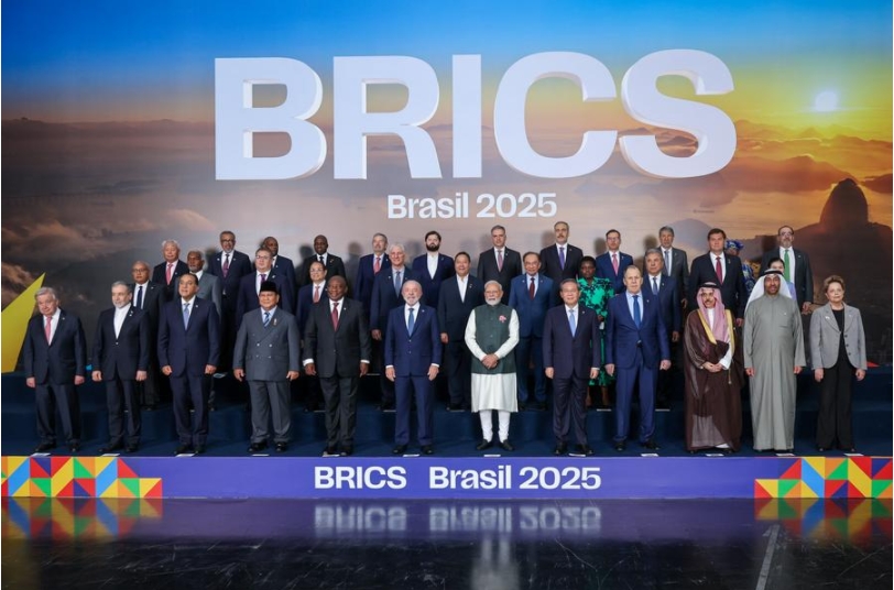 Líderes de los países miembros y socios del BRICS, países invitados y representantes de organizaciones internacionales, posan para una fotografía grupal, en Río de Janeiro, Brasil, el 7 de julio de 2025. (Xinhua/Liu Bin)