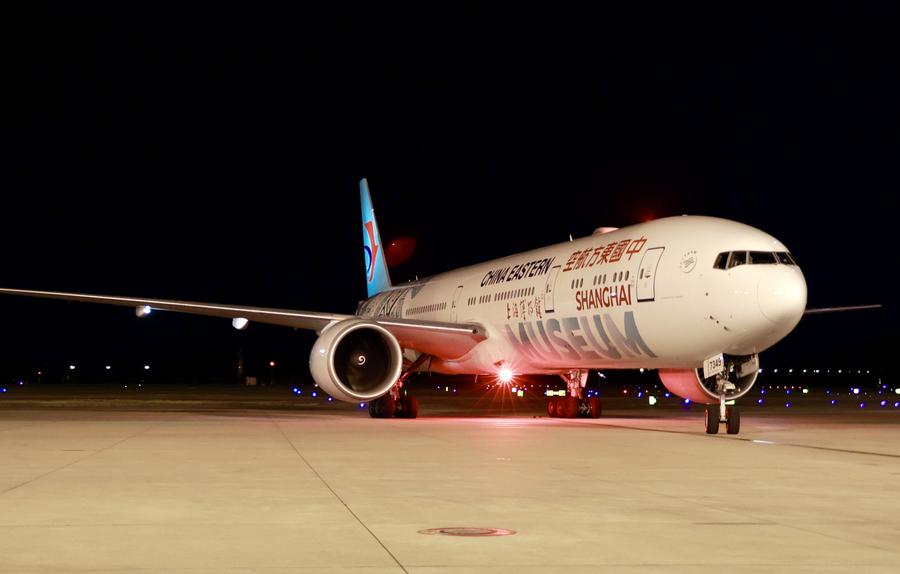 El vuelo MU845 con destino a París está listo para partir del Aeropuerto Internacional de Nanjing Lukou, en Nanjing, provincia de Jiangsu, el este de China, el 8 de julio de 2025. (Xinhua/Fang Tianxiang)