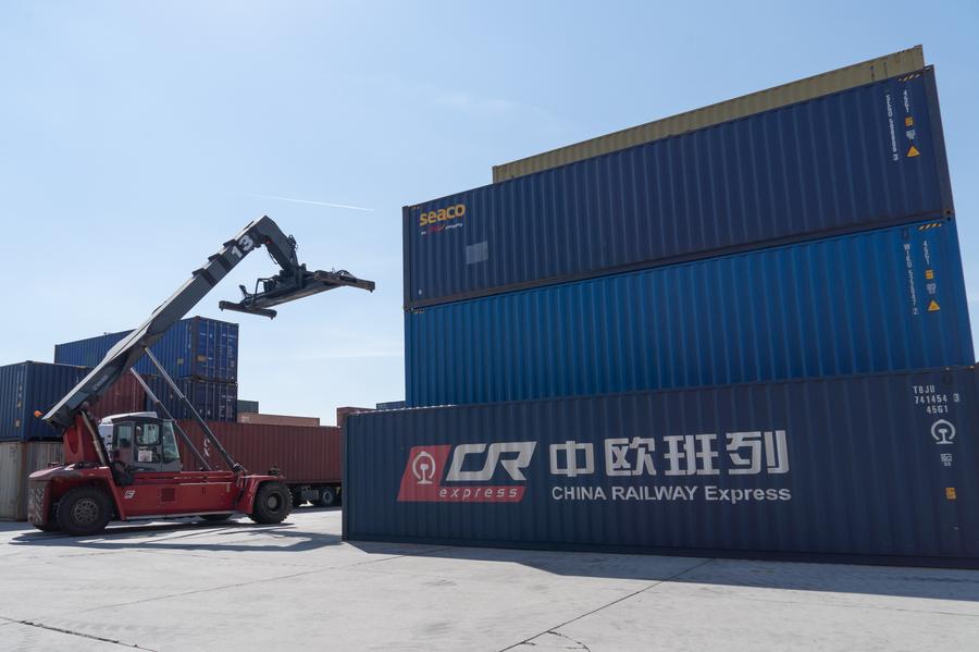 Un contenedor de China Railway Express en el parque logístico Csepel Freeport Logistics Park de Budapest, Hungría, el 12 de abril de 2022. (Xinhua/Attila Volgyi)