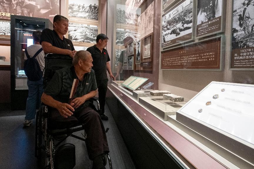 Personas visitan la exposición "Por la Liberación Nacional y la Paz Mundial" en el Museo de la Guerra de Resistencia del Pueblo Chino contra la Agresión Japonesa en Beijing, capital de China, el 8 de julio de 2025, para conmemorar el 80.o aniversario de la victoria en la Guerra de Resistencia del Pueblo Chino contra la Agresión Japonesa y la Guerra Mundial Antifascista. (Foto de Weng Qiyu/Diario del Pueblo digital)