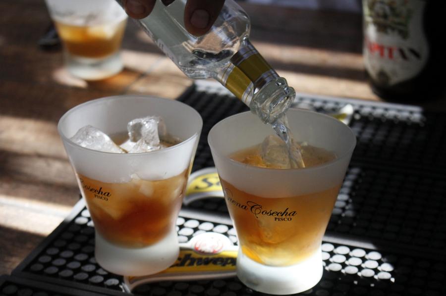 Una persona sirve pisco en el distrito de Paracas, provincia de Pisco, departamento de Ica, Perú, el 13 de abril de 2019. (Xinhua/Luis Camacho)