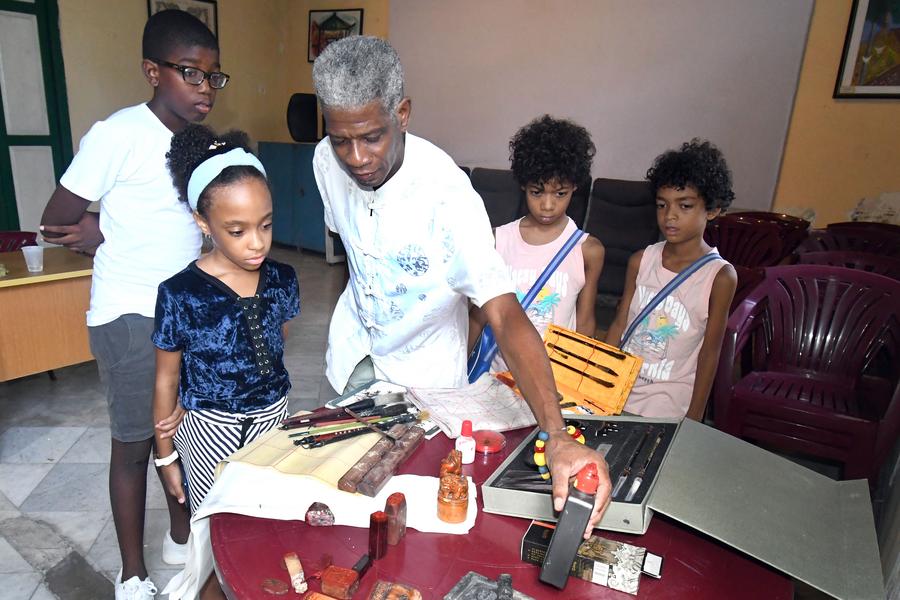 El pintor y calígrafo, Alexis González (c), imparte un curso de pintura tradicional china a un grupo de ni?os en la Casa de las Artes y Tradiciones China, en La Habana, capital de Cuba, el 28 de julio de 2025. (Xinhua/Joaquín Hernández)